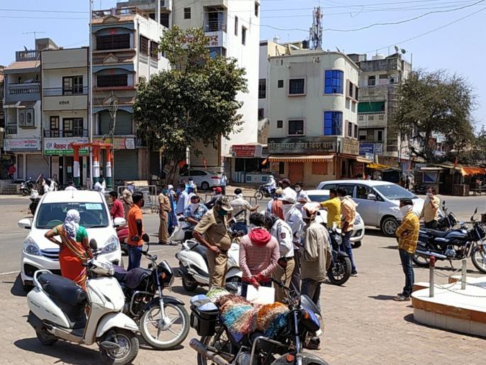 Action on vehicle violators | संचारबंदीचे उल्लंघन करणाऱ्या वाहनचालकांवर कारवाई Action on vehicle violators | संचारबंदीचे उल्लंघन करणाऱ्या वाहनचालकांवर कारवाई