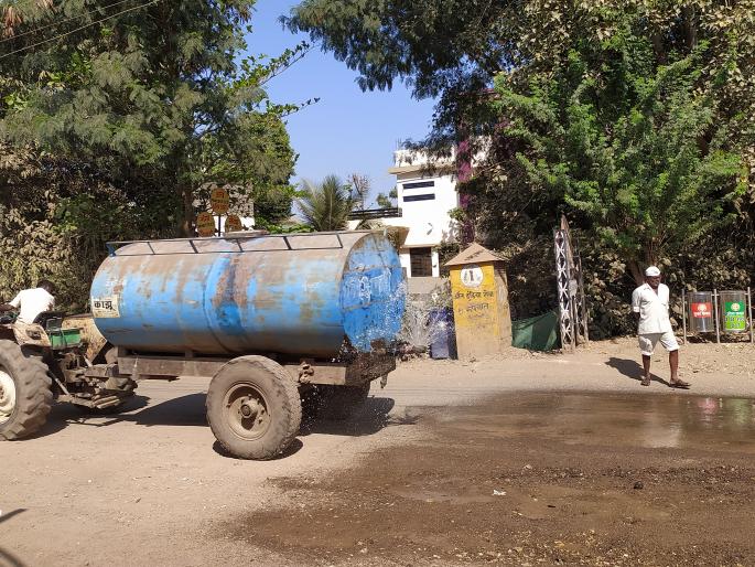 Sprinkle tanker water on the dirt road in the temple! | देवळ्यात रस्त्यावरील धुळीवर टॅँकरच्या पाण्याचा शिडकावा!  Sprinkle tanker water on the dirt road in the temple! | देवळ्यात रस्त्यावरील धुळीवर टॅँकरच्या पाण्याचा शिडकावा!