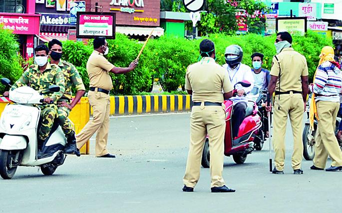 Action against wife for taking double seat; Why not on Solapur city police? | पत्नीला डबलसीट घेऊन जाणाºयावर कारवाई; सोलापूर शहर पोलिसांवर का नाही ?