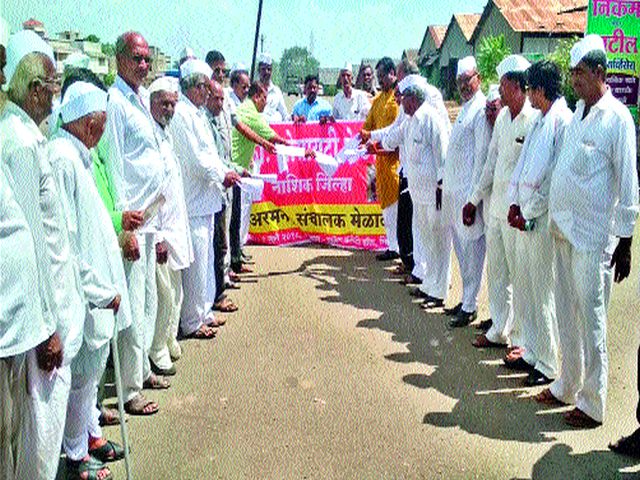 Holi notices issued to Niphadas | निफाडला संचालकांकडून नोटिसांची होळी Holi notices issued to Niphadas | निफाडला संचालकांकडून नोटिसांची होळी