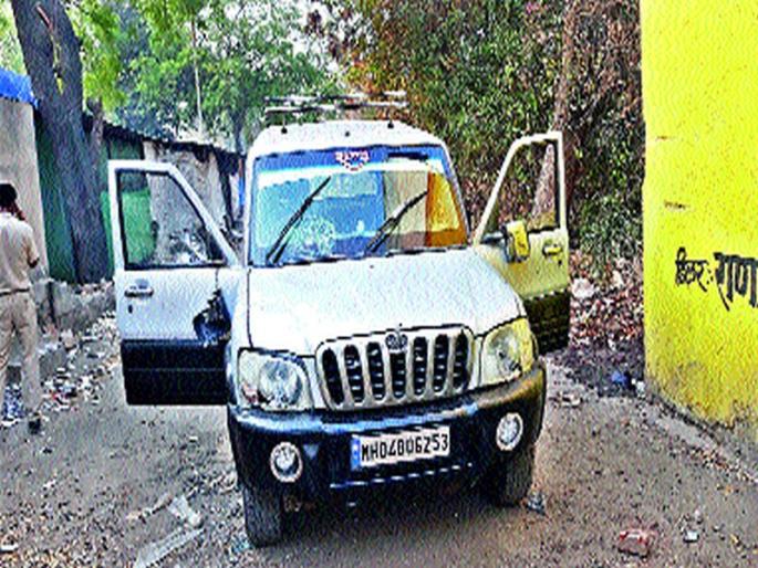 Animals fleeing Scorpio and fleeing Scorpio | जनावरे चोरणाºयांचे स्कॉर्पिओ सोडून पलायन Animals fleeing Scorpio and fleeing Scorpio | जनावरे चोरणाºयांचे स्कॉर्पिओ सोडून पलायन