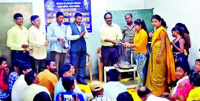 Visit to Pali language class | येवल्यात पाली भाषा वर्गास गमे यांची भेट