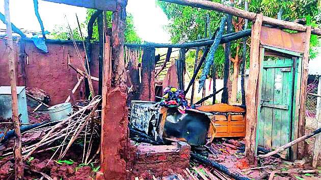 Bamragad house burnt down | भामरागड येथील घर जळून खाक Bamragad house burnt down | भामरागड येथील घर जळून खाक