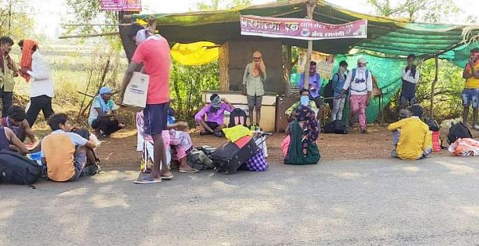 Hundreds of km of distance 'those' laborers traveled | Corona Virus in Gadchiroli; ‘त्या’ ३५ मजुरांचा शेकडो किमीचा पायीच प्रवास Hundreds of km of distance 'those' laborers traveled | Corona Virus in Gadchiroli; ‘त्या’ ३५ मजुरांचा शेकडो किमीचा पायीच प्रवास