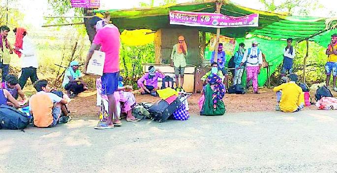 'those' 35 laborers travel the distance of Hundreds of km | ‘त्या’ ३५ मजुरांचा शेकडो किमीचा पायीच प्रवास 'those' 35 laborers travel the distance of Hundreds of km | ‘त्या’ ३५ मजुरांचा शेकडो किमीचा पायीच प्रवास
