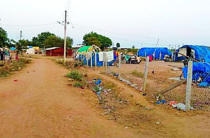 After 18 years, the Kakadi community has reached power | १८ वर्षानंतर कैकाडी समाज वस्तीत पोहोचली वीज After 18 years, the Kakadi community has reached power | १८ वर्षानंतर कैकाडी समाज वस्तीत पोहोचली वीज