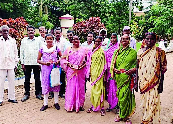 Women were beaten for drunkenness | दारूबंदीसाठी महिला धडकल्या Women were beaten for drunkenness | दारूबंदीसाठी महिला धडकल्या