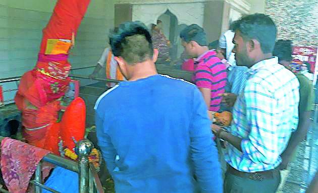 In the temples of devotees for the new year's happiness and prosperity | नववर्षातील सुख-समृद्धीसाठी भाविकांचे मंदिरांत साकडे In the temples of devotees for the new year's happiness and prosperity | नववर्षातील सुख-समृद्धीसाठी भाविकांचे मंदिरांत साकडे