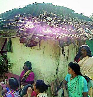 Two houses were destroyed in the sugar market | साखरा येथील दोन घरे जळून खाक Two houses were destroyed in the sugar market | साखरा येथील दोन घरे जळून खाक