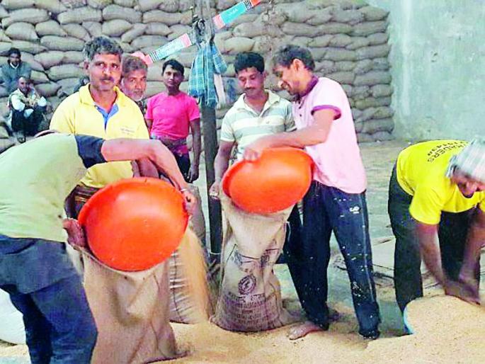 Robbery of farmers at paddy shopping centers | धान खरेदी केंद्रांवर शेतकऱ्यांची लूट Robbery of farmers at paddy shopping centers | धान खरेदी केंद्रांवर शेतकऱ्यांची लूट