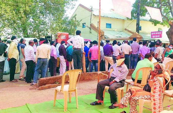72.37 per cent graduates turned out to vote | 72.37 टक्के पदवीधर मतदानासाठी सरसावले 72.37 per cent graduates turned out to vote | 72.37 टक्के पदवीधर मतदानासाठी सरसावले