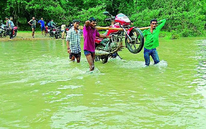 Dangerous journey from Dina river water | दिना नदीच्या पाण्यातून धोकादायक प्रवास