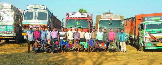 141 animals saved due to Paelis | १४१ जनावरांना पाेलिसांमुळे जीवदान 141 animals saved due to Paelis | १४१ जनावरांना पाेलिसांमुळे जीवदान