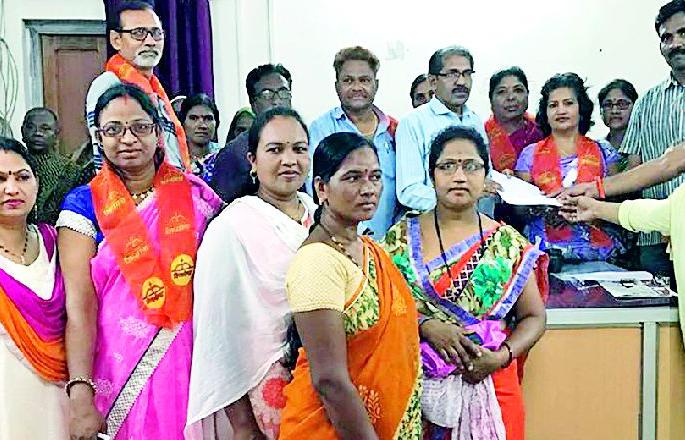 Shivsainiks seceded the tehsiladars | शिवसैनिकांनी केला तहसीलदारांना घेराव