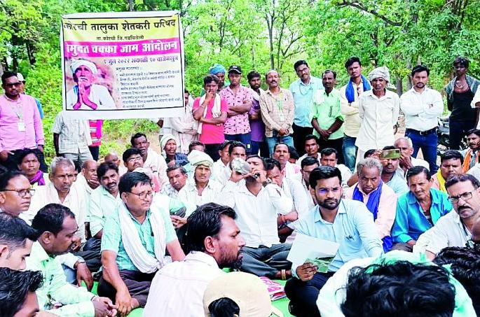 Chakkajam agitation of farmers near Jhankargondi | झंकारगोंदीजवळ शेतकऱ्यांचे चक्काजाम आंदोलन Chakkajam agitation of farmers near Jhankargondi | झंकारगोंदीजवळ शेतकऱ्यांचे चक्काजाम आंदोलन