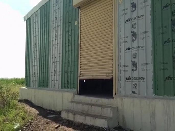 Two shops burst into the house | घारगावात दोन दुकाने फोडली Two shops burst into the house | घारगावात दोन दुकाने फोडली