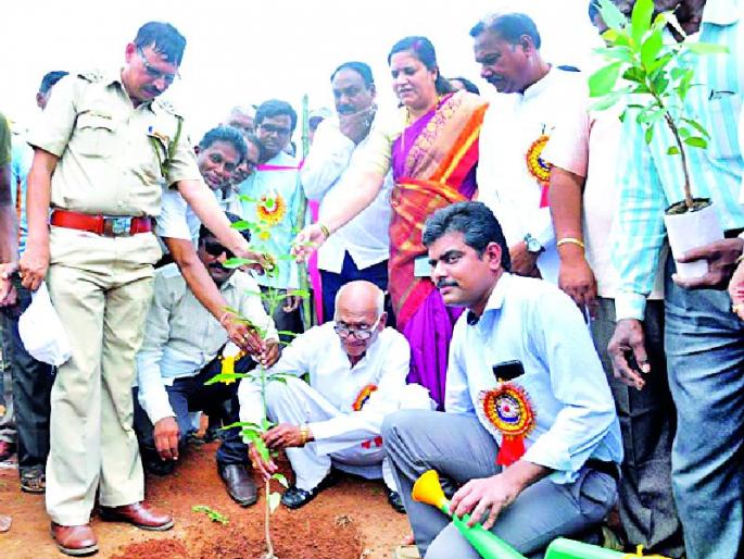 Trees need to be loved | वृक्षांवर प्रेम करणे गरजेचे  Trees need to be loved | वृक्षांवर प्रेम करणे गरजेचे