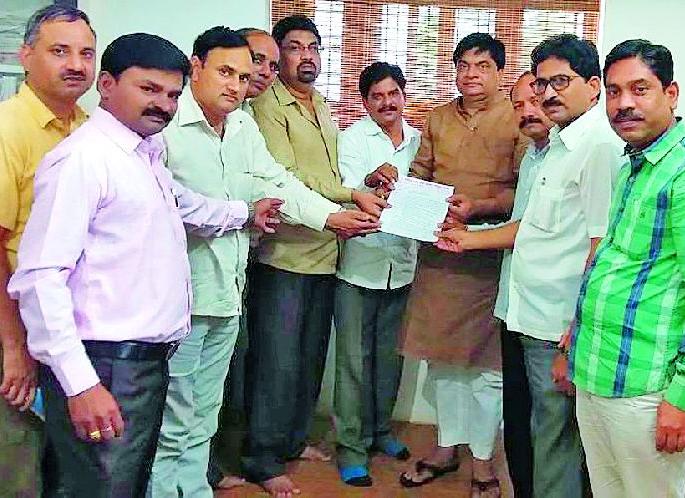 The society makes a movement against the movement | समाज करतो नाईलाजाने आंदोलन The society makes a movement against the movement | समाज करतो नाईलाजाने आंदोलन