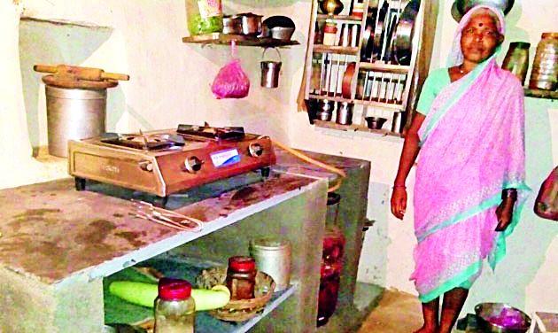 35 thousand women have the basis for the brilliance of cooking | ३५ हजार महिलांना स्वयंपाकासाठी उज्ज्वलाचा आधार 35 thousand women have the basis for the brilliance of cooking | ३५ हजार महिलांना स्वयंपाकासाठी उज्ज्वलाचा आधार