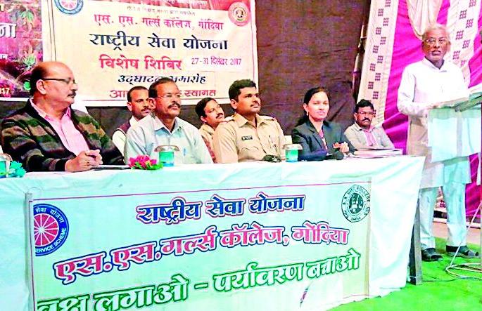 Students should commit themselves to self-determination | विद्यार्थिनींनी स्वबळावर कर्तृत्व गाजवावे Students should commit themselves to self-determination | विद्यार्थिनींनी स्वबळावर कर्तृत्व गाजवावे