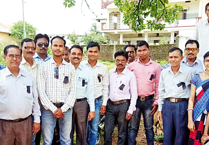 Road to Nandrabad cemetery closed | नंद्राबाद येथील स्मशानभूमीकडे जाणारा रस्ता बंद