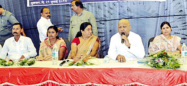 The authorities should stop the harassment of the public | सर्वसामान्यांना त्रास देणे अधिकाºयांनी थांबवावे The authorities should stop the harassment of the public | सर्वसामान्यांना त्रास देणे अधिकाºयांनी थांबवावे