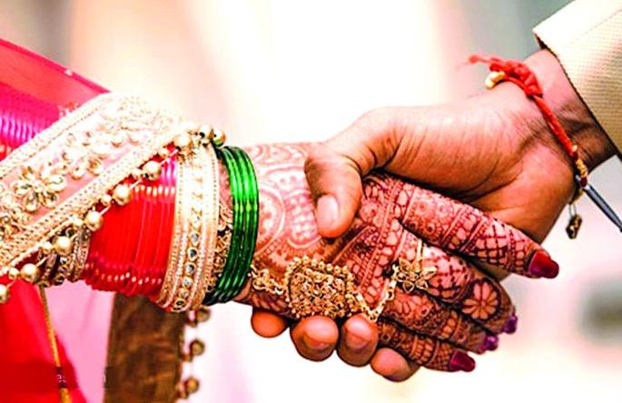 Weddings continue in full swing, despite restrictions | निर्बंंधांना धुडकावून लग्नसोहळे थाटामाटात सुरूच