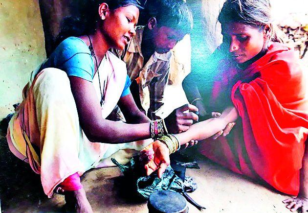 The struggle to bring tribals back to the real world | आदिवासींचे वास्तव जगापुढे आणण्याची धडपड The struggle to bring tribals back to the real world | आदिवासींचे वास्तव जगापुढे आणण्याची धडपड