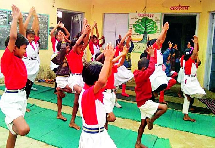 The four teachers donated life to the school that measured the last element | अखेरच्या घटका मोजणाऱ्या शाळेला चौघींनी दिले जीवदान