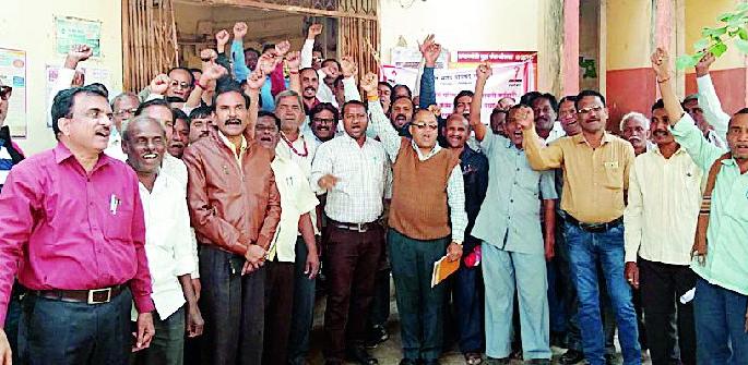 N.P. at the beginning of New Year Employees' bend | नववर्षाच्या सुरुवातीलाच न.प. कर्मचाऱ्यांचे कामबंद