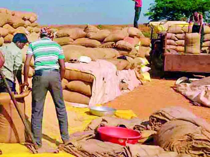 Farmers are being robbed at the paddy shopping center | धान खरेदी केंद्रावर होतेय शेतकऱ्यांची लूट Farmers are being robbed at the paddy shopping center | धान खरेदी केंद्रावर होतेय शेतकऱ्यांची लूट