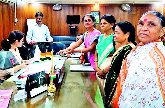 Instead of opposing the villagers, the liquor shop started | गावकऱ्यांचा विरोध डावलून दारु दुकान सुरू Instead of opposing the villagers, the liquor shop started | गावकऱ्यांचा विरोध डावलून दारु दुकान सुरू