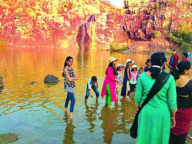 Many people have heard Hazara Fallla's 'Thirtiffst' shouting | अनेकांनी केला हाजरा फॉलला ‘थर्टीफस्ट’ चा जल्लोष Many people have heard Hazara Fallla's 'Thirtiffst' shouting | अनेकांनी केला हाजरा फॉलला ‘थर्टीफस्ट’ चा जल्लोष