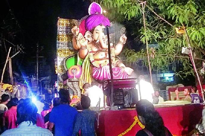 Ganapati arrived this year only from the pit | यंदाही गणरायाचे आगमन खड्ड्यातूनच Ganapati arrived this year only from the pit | यंदाही गणरायाचे आगमन खड्ड्यातूनच