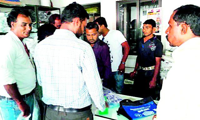 Dump to the traders | व्यापाऱ्यांना दिला दणका Dump to the traders | व्यापाऱ्यांना दिला दणका