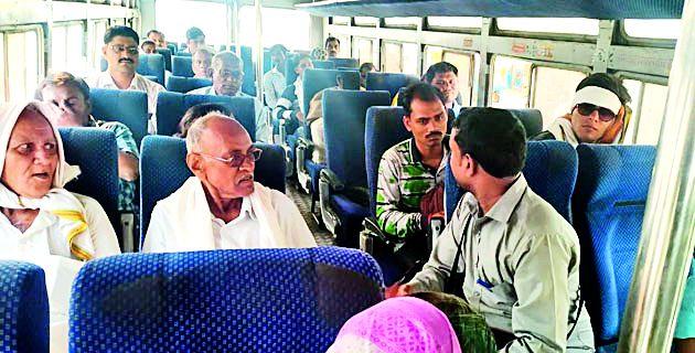 Every day the state travels from ST | रोजच होतो एसटीतून राजकीय प्रवास Every day the state travels from ST | रोजच होतो एसटीतून राजकीय प्रवास