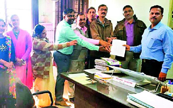 Off movement of Sub-Regional Transport Employees Movement | उपप्रादेशिक परिवहन कर्मचाऱ्यांचे लेखणी बंद आंदोलन Off movement of Sub-Regional Transport Employees Movement | उपप्रादेशिक परिवहन कर्मचाऱ्यांचे लेखणी बंद आंदोलन