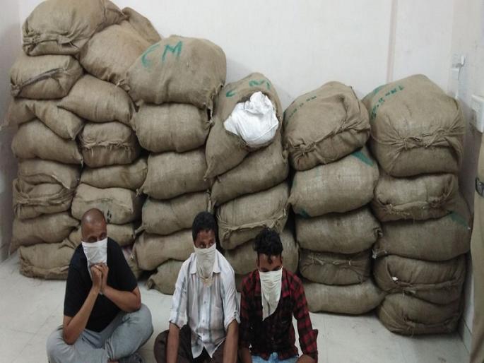 Print on Gutkha godown in Ahmednagar | अहमदनगरमध्ये गुटख्याच्या गोदामावर छापा Print on Gutkha godown in Ahmednagar | अहमदनगरमध्ये गुटख्याच्या गोदामावर छापा