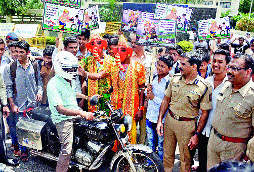 'Helmet i woke up, signaling I will' | ‘हेल्मेट मी घालीन, सिग्नल मी पाळीन’