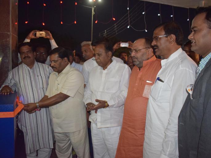 The bank gave the trash | बँकेने दिल्या कचराकुंड्या The bank gave the trash | बँकेने दिल्या कचराकुंड्या