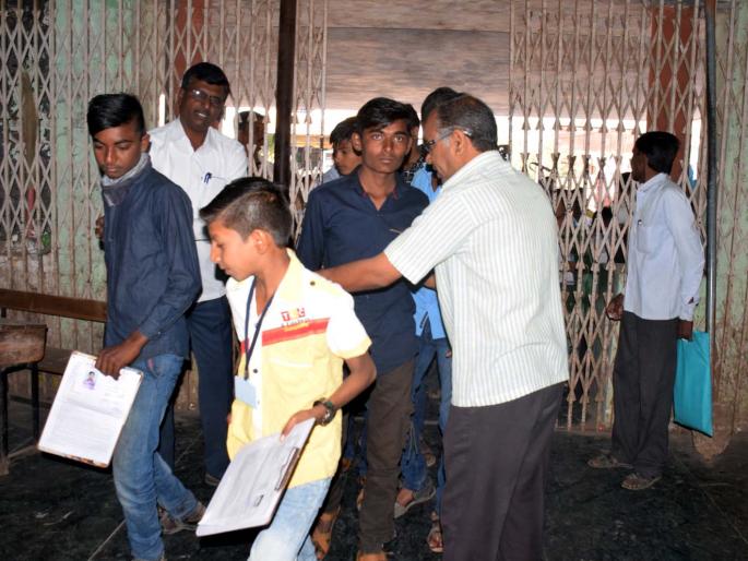 Tenth exams begin, coppahadar caught | दहावीची परीक्षा सुरू, कॉपीबहाद्दर पकडला Tenth exams begin, coppahadar caught | दहावीची परीक्षा सुरू, कॉपीबहाद्दर पकडला