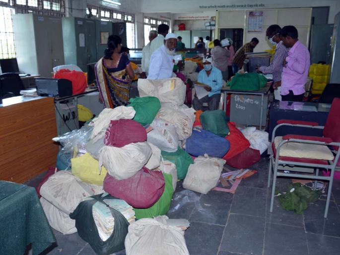 Batch of new files taken as junkies | अन् रद्दी म्हणून नेले नव्या संचिकांचेच गठ्ठे Batch of new files taken as junkies | अन् रद्दी म्हणून नेले नव्या संचिकांचेच गठ्ठे