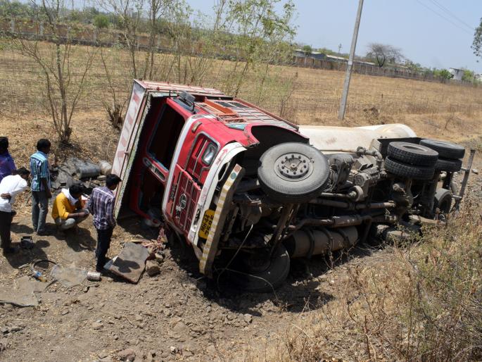Two people killed in different accidents | वेगवेगळ्या अपघातांत दोन जण ठार Two people killed in different accidents | वेगवेगळ्या अपघातांत दोन जण ठार