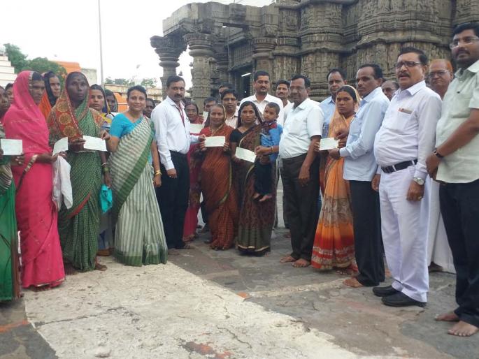  Financial Assistance on behalf of Nagnath Institute for Suicidal Families | आत्महत्याग्रस्त कुटुंंबांना नागनाथ संस्थानच्या वतीने अर्थसहाय्य