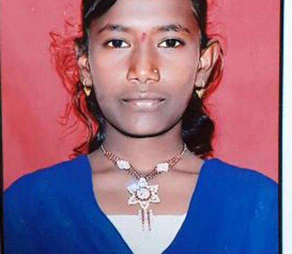 Due to veneration, pamphlet tenth paper | धैर्याने दिला पूजाने दहावीचा पेपर Due to veneration, pamphlet tenth paper | धैर्याने दिला पूजाने दहावीचा पेपर