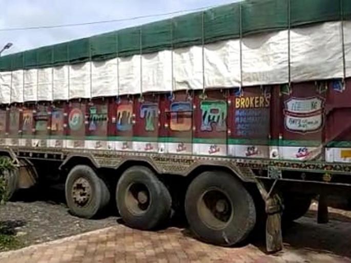 Police arrested the truck; Three detained | पोलिसांनी ट्रक पकडला; तिघे ताब्यात Police arrested the truck; Three detained | पोलिसांनी ट्रक पकडला; तिघे ताब्यात