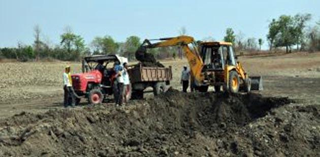 The mud removed from public participation | लोकसहभागातून काढला गाळ The mud removed from public participation | लोकसहभागातून काढला गाळ