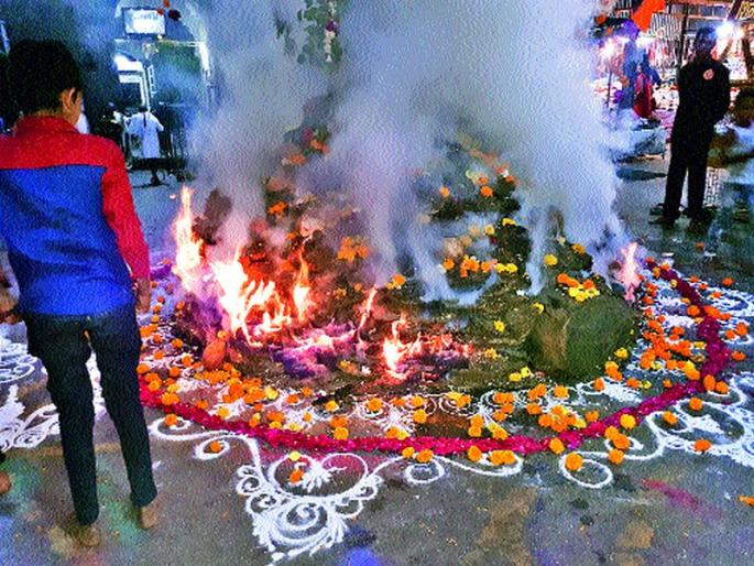 Pray in the traditional way of celebrating Holi with enthusiasm in the society | समाजातील दृष्ट प्रवृत्तीचा नाश होवो, अशी प्रार्थना करत पारंपरिक पद्धतीने होळी उत्साहात साजरी Pray in the traditional way of celebrating Holi with enthusiasm in the society | समाजातील दृष्ट प्रवृत्तीचा नाश होवो, अशी प्रार्थना करत पारंपरिक पद्धतीने होळी उत्साहात साजरी