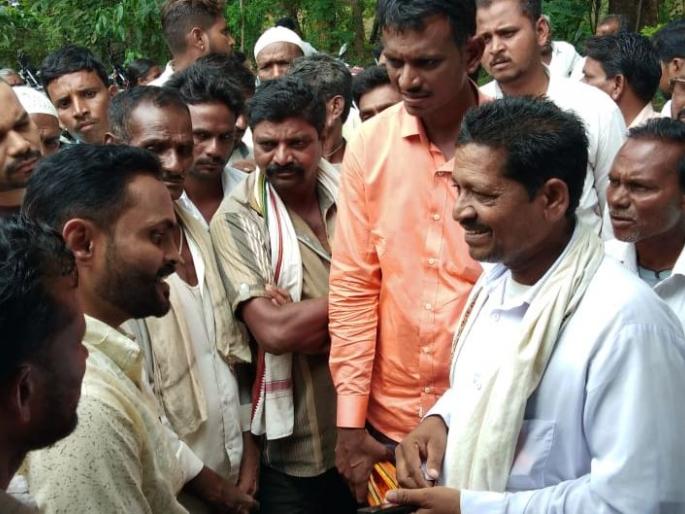 The village of Dhalagaon was hit on Jamner tahsil | ढालगावचे ग्रामस्थ धडकले जामनेर तहसीलवर The village of Dhalagaon was hit on Jamner tahsil | ढालगावचे ग्रामस्थ धडकले जामनेर तहसीलवर