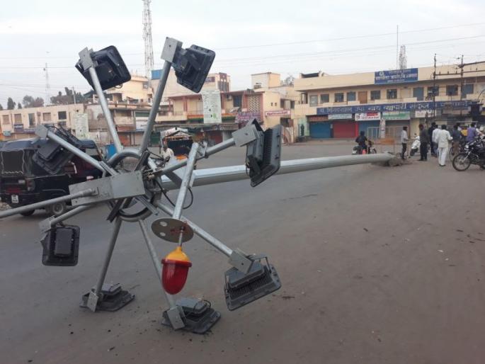 The high-rise pillars set up by Jamner Municipal Corporation collapsed | जामनेर पालिकेने उभारलेला हायमास्ट खांब कोसळला The high-rise pillars set up by Jamner Municipal Corporation collapsed | जामनेर पालिकेने उभारलेला हायमास्ट खांब कोसळला